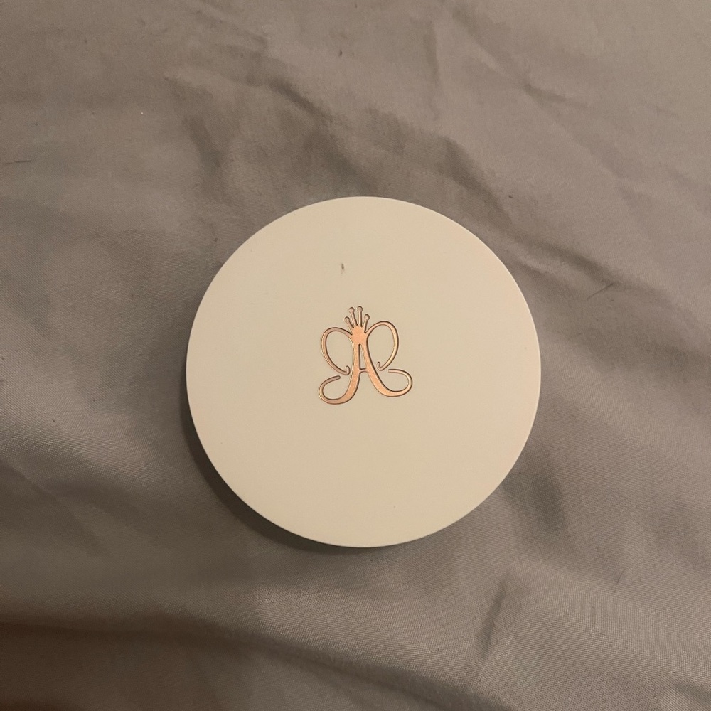 Anastasia Beverly Hills highlighter in Glow Seeker